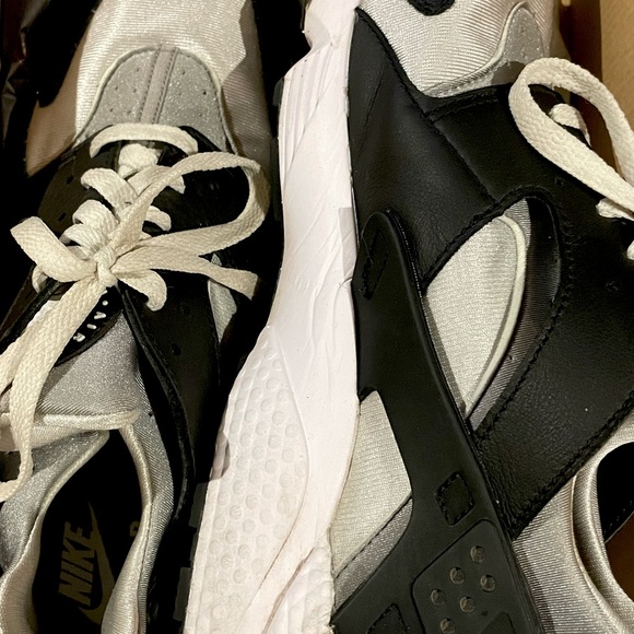 Nike Huarache Sneakers - Picture 5 of 7